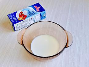 首先将牛奶与安佳淡奶油倒入器具中。