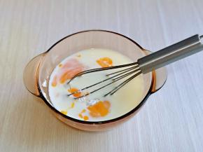 再加入蛋黄，糖粉，用手动打蛋器充分打至均匀。