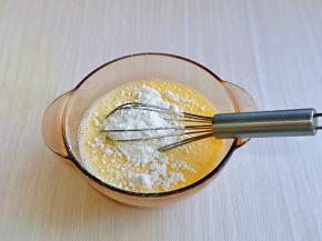 再加入低筋面粉，再次用手动打蛋器打至均匀，且无干粉。