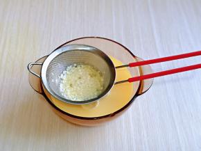 将蛋挞液过细筛，放旁边备用。(这一步不可以省略，过细筛的蛋液做出来的蛋挞口感才会细腻)