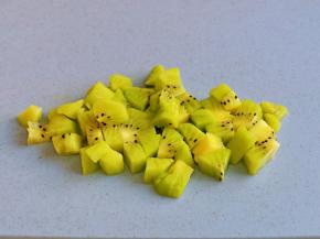 猕猴桃去皮，切小块。