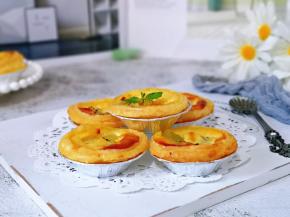 戴上隔热手套，端出烤盘。