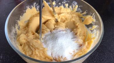 加入奶粉，拌匀