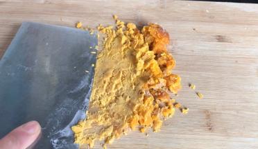 蒸土豆的同时，把咸蛋黄压成细末