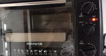 挤满烤盘后，放入烤箱中层180度烤20分钟