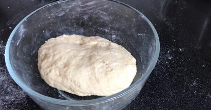 揉成面团，醒发10分钟