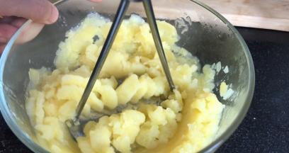 蒸好的土豆，倒入大点的容器中，压成泥状
