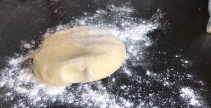 取出放入撒有干粉的案台上