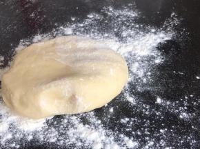 取出放入撒有干粉的案台上