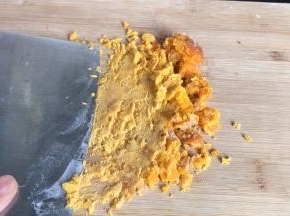 蒸土豆的同时，把咸蛋黄压成细末