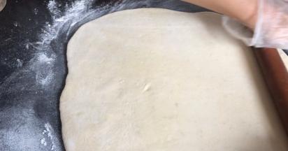 用擀面杖擀成半厘米厚的饼皮