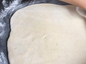 用擀面杖擀成半厘米厚的饼皮