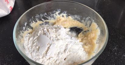 加入白糖、奶粉、面粉