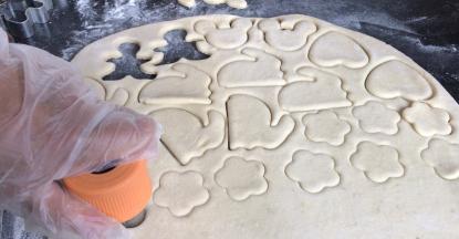 用花模压出自己喜欢的面片（同时200度预热烤箱10分钟左右）