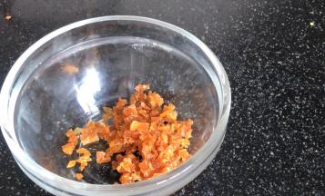 把梅子肉切成碎末