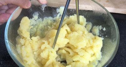 把蒸熟的土豆放入，大点的容器中，压成泥状