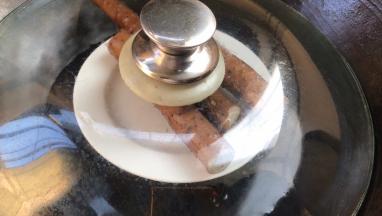 山药洗净后，放入锅中蒸熟