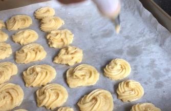 挤入铺好油纸的烤盘上（同时200度预热烤箱10分钟左右）