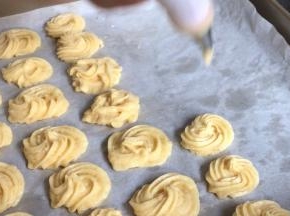 挤入铺好油纸的烤盘上（同时200度预热烤箱10分钟左右）