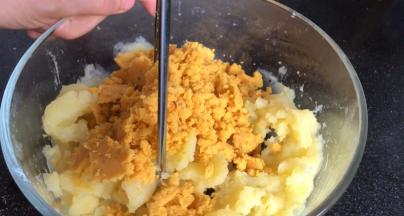 加入蛋黄，压拌均匀