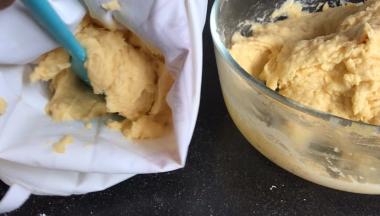 裱花袋中装入自己喜欢的裱花嘴，把曲奇糊装入裱花袋中