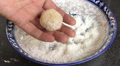 也可以裹满椰蓉，滚圆