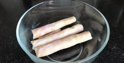 取出稍稍放凉后去皮，装入大点的容器中