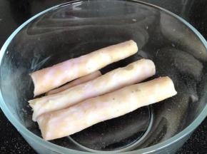 取出稍稍放凉后去皮，装入大点的容器中