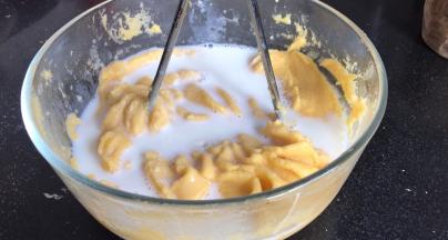 加入纯牛奶拌匀