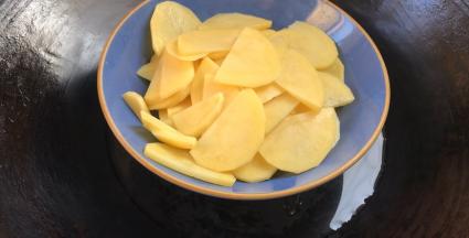 土豆去皮洗净，切薄片装入盘中，放入锅中蒸熟（约15分钟）