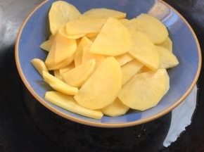 土豆去皮洗净，切薄片装入盘中，放入锅中蒸熟（约15分钟）