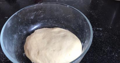 10分钟后再把面团揉匀