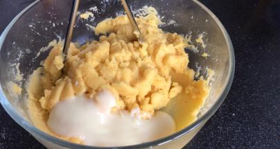 加入炼乳，压拌均匀