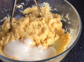 加入炼乳，压拌均匀