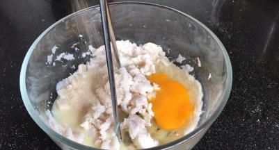 加入炼乳、鸡蛋、酵母压拌均匀