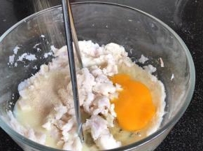 加入炼乳、鸡蛋、酵母压拌均匀
