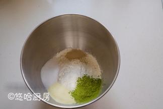 搅拌缸里放入除黄油、盐外的所有材料。