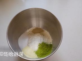 搅拌缸里放入除黄油、盐外的所有材料。