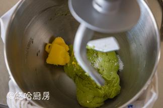 用厨师机慢速搅拌成团，再用中速搅打至面团光滑，放入室温下软化的黄油和盐，继续搅拌。