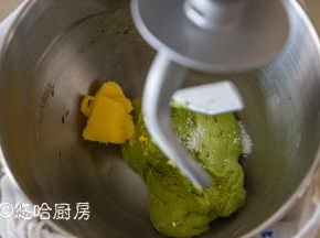 用厨师机慢速搅拌成团，再用中速搅打至面团光滑，放入室温下软化的黄油和盐，继续搅拌。