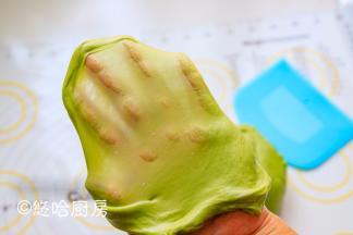 搅拌至面团能拉出手套膜即可。