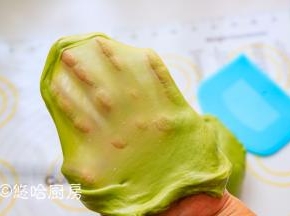 搅拌至面团能拉出手套膜即可。