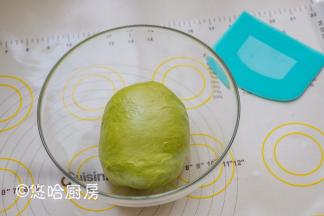 面团表面收光滑，放入干净的盆中，室温下进行发酵。