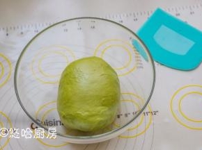 面团表面收光滑，放入干净的盆中，室温下进行发酵。