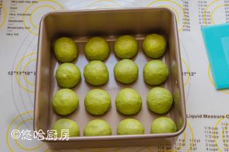 取出面团，分成均等的16份滚圆，摆放在烤盘中，室温下进行二次发酵。面团表面注意盖保鲜膜保湿。