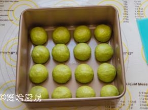 取出面团，分成均等的16份滚圆，摆放在烤盘中，室温下进行二次发酵。面团表面注意盖保鲜膜保湿。