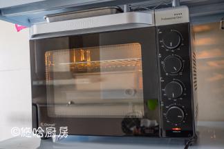 烤箱以上下管均170度预热，预热到位后放入烤盘至中下层，同时将温度调低至160度，烘烤30分钟左右。烘烤10分钟后在烤盘上面插入烤网，上面铺锡纸，避免面团上色过深，直至烘烤结束。