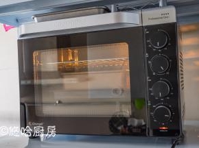 烤箱以上下管均170度预热，预热到位后放入烤盘至中下层，同时将温度调低至160度，烘烤30分钟左右。烘烤10分钟后在烤盘上面插入烤网，上面铺锡纸，避免面团上色过深，直至烘烤结束。