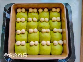 待面团二次发酵到位后，将面团底部摸一点水站在大面团上，当做眼睛。