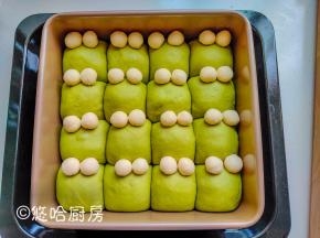 待面团二次发酵到位后，将面团底部摸一点水站在大面团上，当做眼睛。